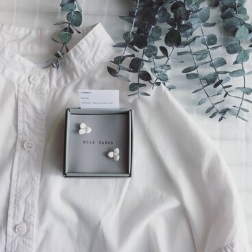 白磁　天草陶花の耳飾り　一輪