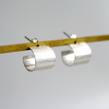 純銀の麻布目　輪ピアス