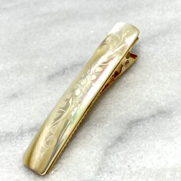 受注制作品　夜光貝のハイビスカスを、彫り込んだ虹色パールの、ヘアクリップ