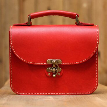 <送料無料 永久無料保証>蝶モチーフのアンティークなヌメ革2wayバッグ（レッド）