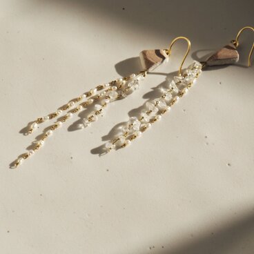 水晶とライスパールとくるみの木のピアス　