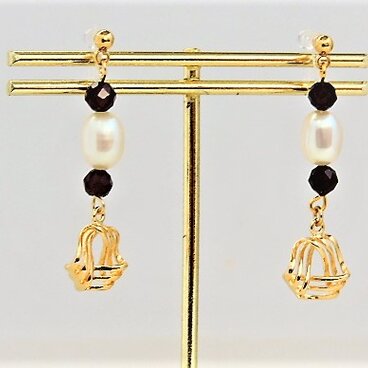 ★1月誕生石★淡水パールとガーネットの三角ノンホールピアス★金★