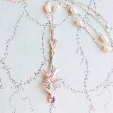 幸せのツバメとサファイアのネックレス