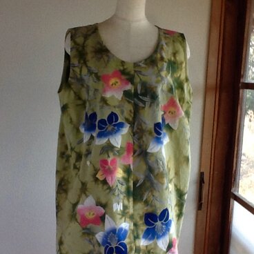 緑地にピンク、青のお花が可愛いチュニック