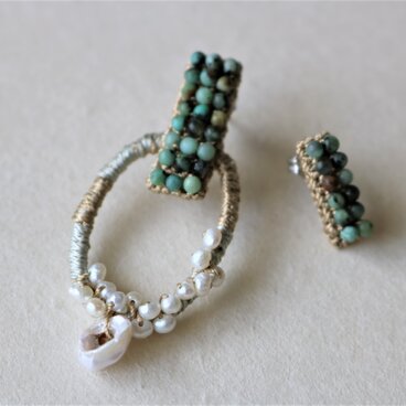天然石編込みピアス　パールｘアフリカンターコイズ　アシンメトリー