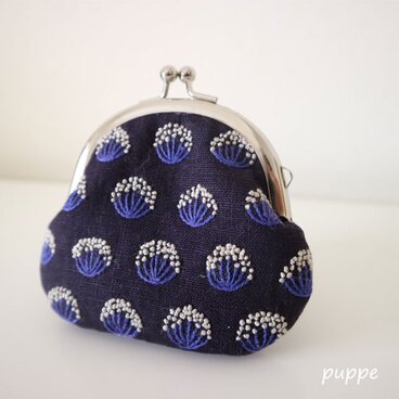 リネンで作った刺繍の小さながまぐちポーチ(北欧風モチーフ)