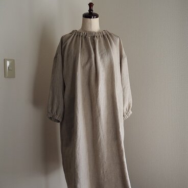 リネン衿と袖口ゴムのワンピース
