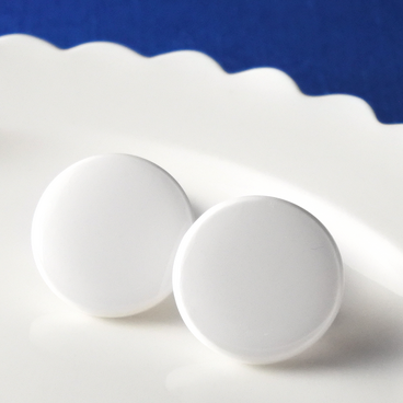 ホワイトの丸ピアス　プレーンタイプ