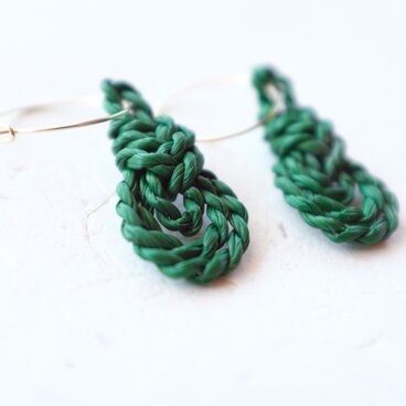 い草を編んだピアス（緑）