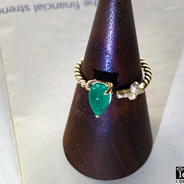 K14YGエメラルド コロンビア産ペアシェイプ オープンリング クロス+リーフ ロープ