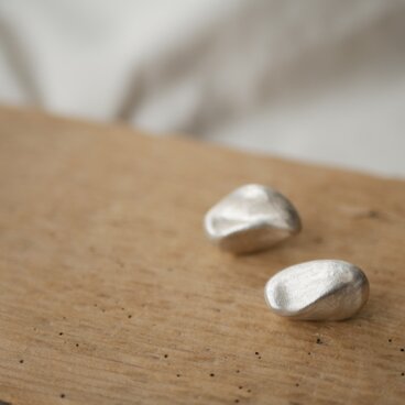 世界にひとつ　手から生まれた銀のピアス