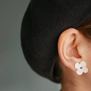 銀彩　磁土で作ったお花のイヤリング