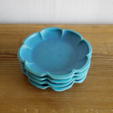 トルコブルーの輪花皿