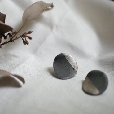 世界にひとつ　銀が光る炭化のピアス