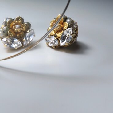 ゴールドフラワーキャッツクリスタルリーフのピアス