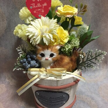 茶トラちゃんとガーベラのイエロー系アレンジ M