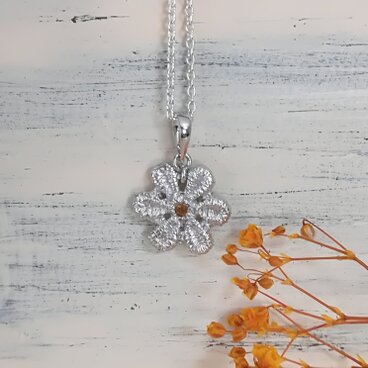 レースの小花にシトリンのトップ