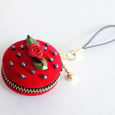 マカロンの携帯アクセサリーケース（赤）