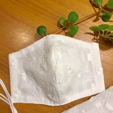 立体布マスク♡ホビーラホビーレの刺繍レース生地使用♡裏は国産ダブルガーゼ♡大人っぽい柄のマスクです