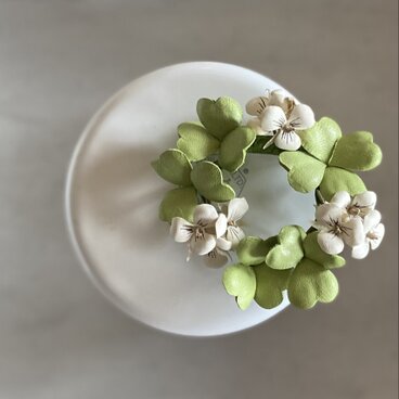 ビオラとクローバーのリースコサージュ