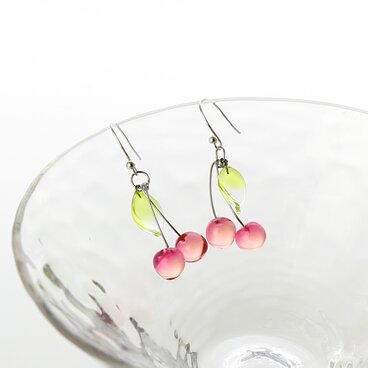”さくらんぼ　ピアス　サーモンピンク”　大人　かわいい　母の日　ガラス　チェリー　グラデーション