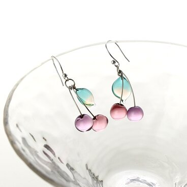 ”さくらんぼ　ピアス　グレイパープル”　大人　かわいい　母の日　ガラス　チェリー　グラデーション