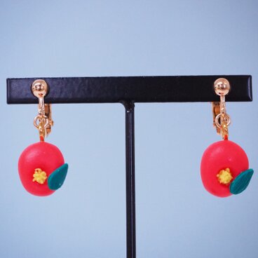 和菓子のイヤリング（ツバキ）