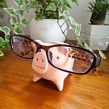 メガネ置きブタ（幸運の３本足ブタ）