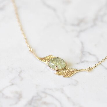 グロッシュラーガーネットのリーフネックレス