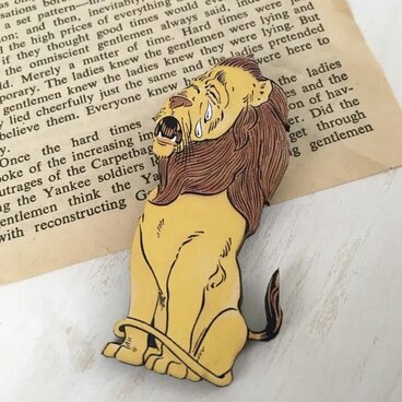 木製  オズの魔法使い  臆病なライオン  ブローチ