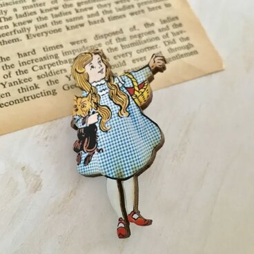 木製  オズの魔法使い  ドロシー  ブローチ