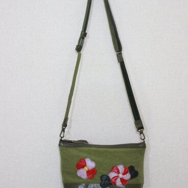 お出かけにピッタリ！花素材付きショルダーバッグ