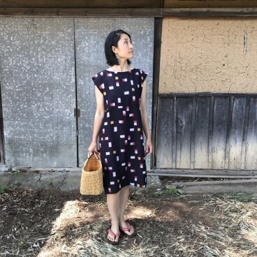 黒のフレンチスリーブワンピース