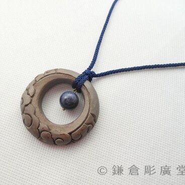 【彫刻】【漆】ペンダント　円　月に雲（錫粉蒔・サファイア）