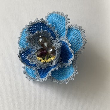 縫い針で編むお花のブローチ　大輪のブルー