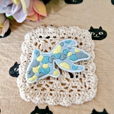金魚の手刺繍ブローチ