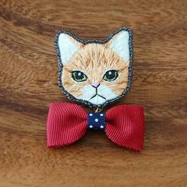 手刺繍猫ブローチ(蝶ネクタイ)