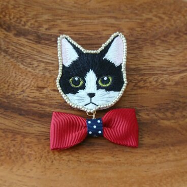 手刺繍猫ブローチ(蝶ネクタイ)