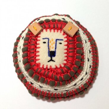 ライオンブローチ あか