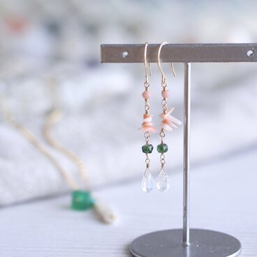 ムーンストーンとサンゴのピアス（イヤリング）