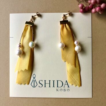 シルクリボンと淡水パールのアシンメトリーピアス【黄色】