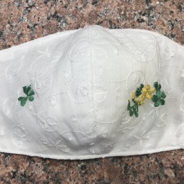 アゴまで隠れる立体マスク☆手刺繍入り☆カタバミ☆コットンレース　フィルターポケットあり　1