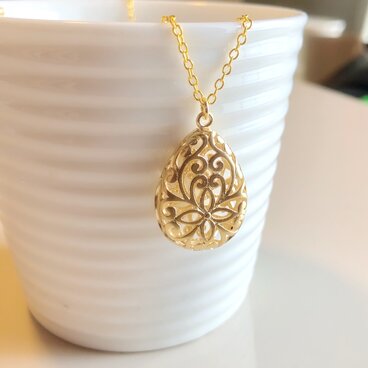 透かし素材のゴールドロングネックレス