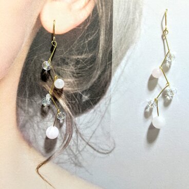 ジグザグ夏仕様揺れるローズクォーツピアスまたはイヤリング