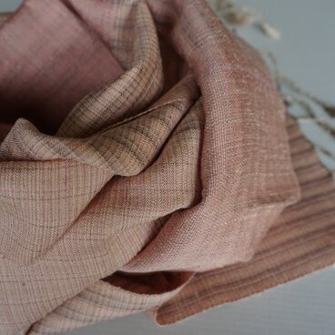 草木染め、手織りシルクストール