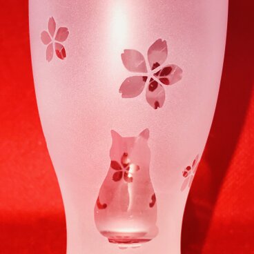 [杵型ぐい呑み]親ネコとサクラが気になる2匹のネコ