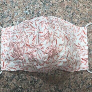 アゴまで隠れる夏用立体マスク☆手刺繍　ピンクの実☆サッカー生地　フィルターポケットあり　1枚