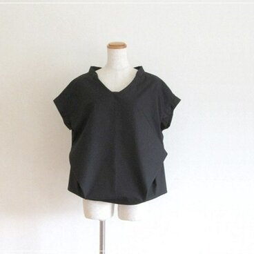 black* フロントタックブラウス