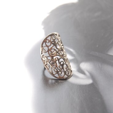 指輪兼イヤーカフ（透かし唐草）・マスクコーデ［SILVER950］