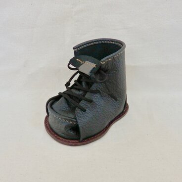 ハイカットスニーカー型  本革メガネ＆ペンスタンド 〜ディスプレイにも〜「ブラック」